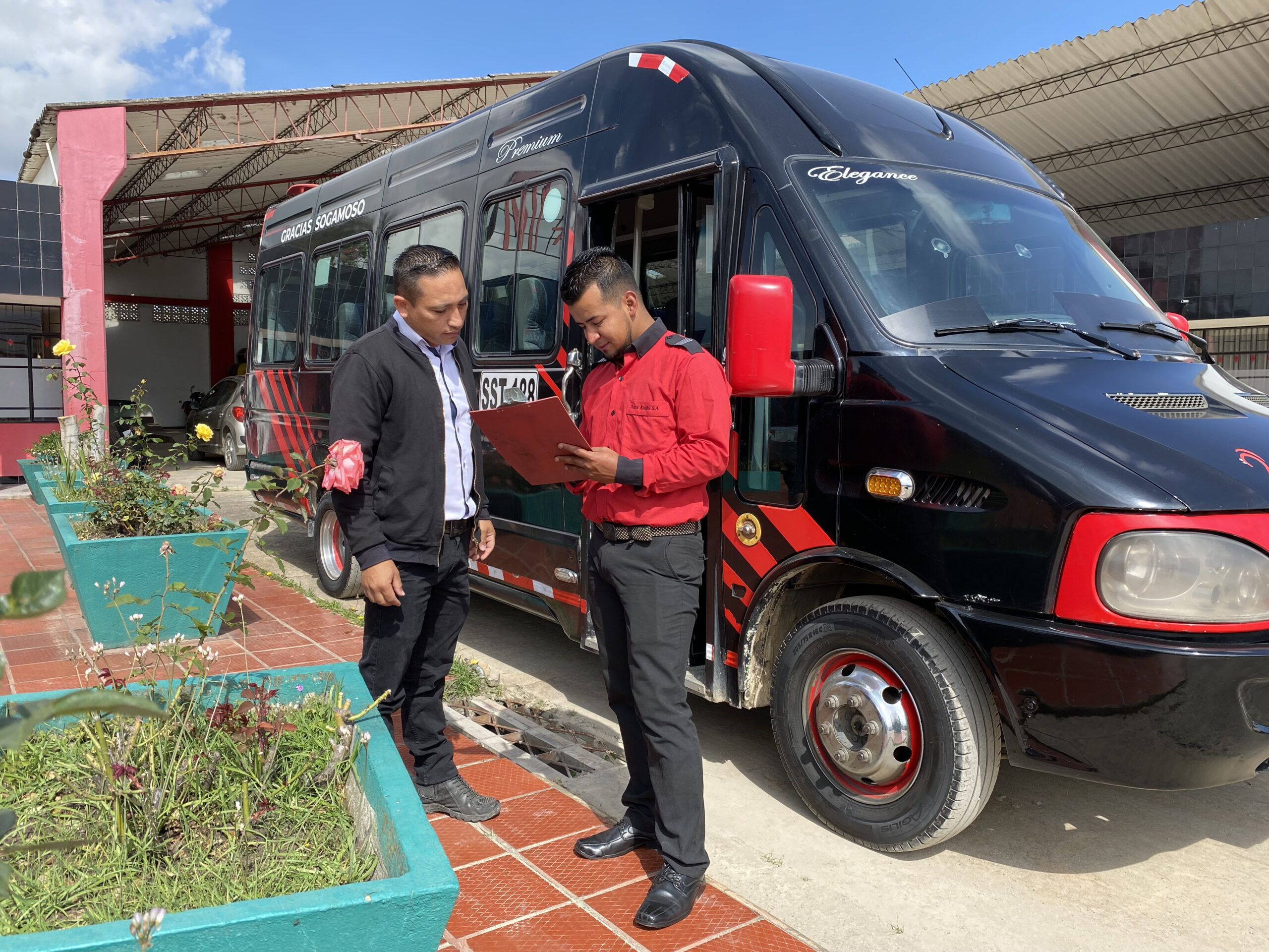 61 AÑOS TRANSPORTANDO Y CUIDANDO DE NUESTROS PASAJEROS